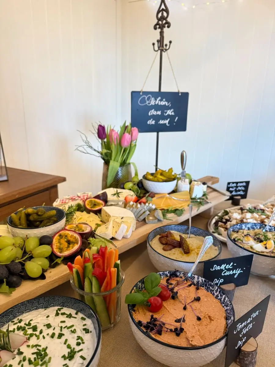 Herzhaftes Frühstücksbüfett mit Käse, Dips und frischem Gemüse