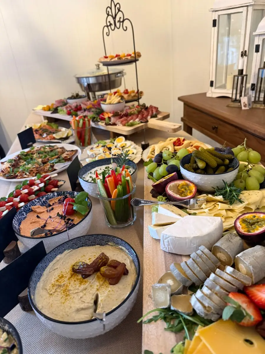 Herzhaftes Frühstücksbüfett mit Käse, Aufschnitt, Lachs, Eiern und Dips