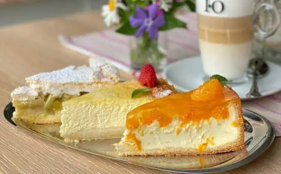 Drei Stück hausgemachter Kuchen auf einer Platte